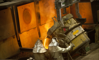 Le four de fusion fond les déchets métalliques pour une réduction du volume des déchets de plus de 80%.