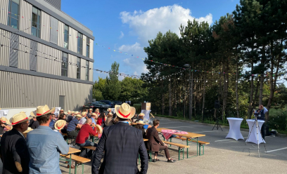 .rassemblement de personnes avec des chapeaux