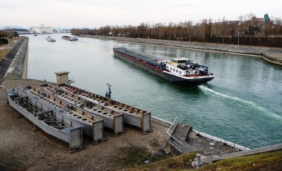 Une péniche à la sortie des écluses de Vogelgrun
