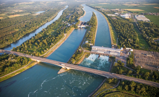 EDF Hydro Est - Site de Ottmarsheim - Vue aérienne d'ensemble de l'aménagement : centrale hydroélectrique et écluses attenantes