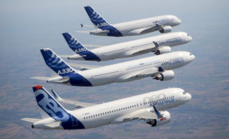 Depuis sa création, Airbus a introduit un haut niveau de similarité dans l’ensemble de sa famille d’avions modernes, qui rend la formation, l’exploitation et la maintenance plus aisées et moins coûteuses pour l’ensemble de ses clients dans le monde.