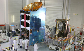 Les deux parties principales du satellite sont prêtes pour être assemblées. La charge utile suspendue va être positionnée sur la plateforme.