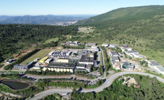 Vue complète du site industriel de la Sarrée au Bar sur Loup