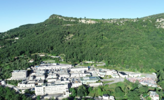 Vue hélicoptère du site de Notre Dame au Bar sur Loup. Siège historique, production de naturels et Centres de R&D arômes et parfums
