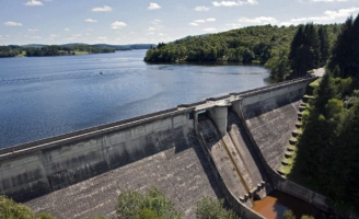 Vue aérienne du barrage et de la retenue