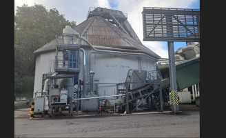 Zone de stockage dans le silo principal  avec presse à briquette pour le traitement des poussières