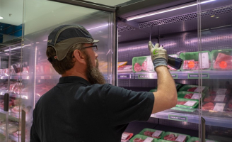 Le technicien intervenant sur une vitrine réfrigérée