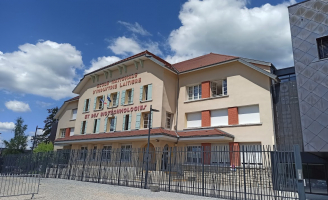 Bâtiment historique de l'ENILBIO, le Chalet ; il regroupe l'accueil, l'administration et les salles de cours.