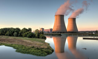 Vue de la centrale nucléaire de Belleville-sur-Loire depuis le bord de la Loire.