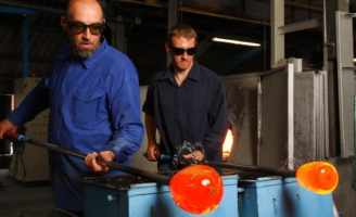 Le verrier cueille du verre en fusion dans le four et créé une boule qui sera soufflée