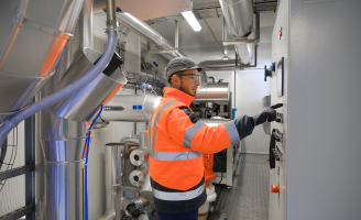 Technicien frigoriste en salle des machines