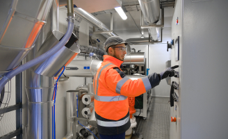 Technicien frigoriste en salle des machines