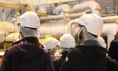 Visiteurs en salle des machines