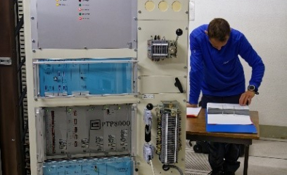 Intervention d'un technicien de l'Équipe Maintenance Automatisme Systèmes Industriels dans une armoire BT