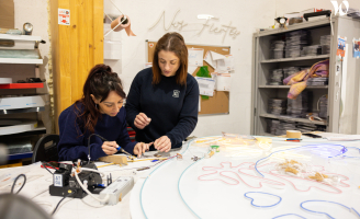 L'atelier en train de réaliser un Néon