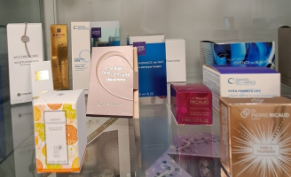 Petit échantillons de produits fabriqués à Avallon, en partant d'un feuille de carton blanche