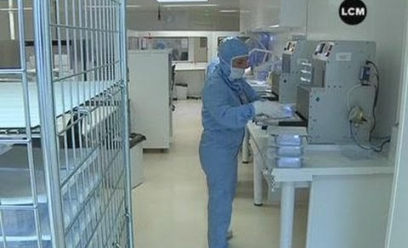 .Les techniciens qui interviennent en salle blanche, où sont manuellement fabriqués les implants, sont gantés, masqués.