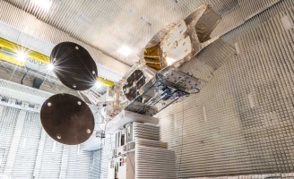 Le plus grand satellite réalisé par THALES ALENIA SPACE, équivalent à un immeuble de 3 étages, pour une masse de 6,5 tonnes. Il s’agit par ailleurs du satellite de télécommunications le plus puissant jamais réalisé en Europe.