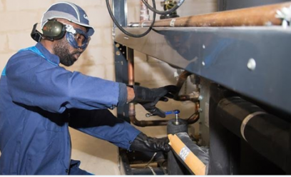 Le technicien frigoriste intervient avec un manomètre.