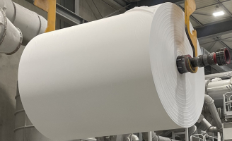 La bobine mère est "une bobine géante" pouvant peser jusqu'à 3 tonnes issue directement de la machine à papier, qui sera ensuite transformée en format exploitables pour les produits finis.