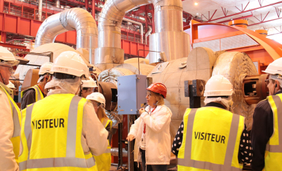 Visiteurs dans la salle des machines de la centrale nucléaire de Penly