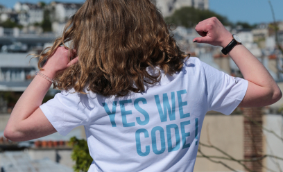 Une jeune codeuse porte un tshirt Yes We Code !