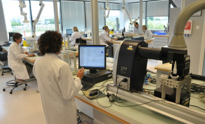 Laborantin(e)s effectuant des tests/mesures analytiques sur des produits
