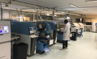 Un opérateur assemble des composants sur des circuits imprimés (Composants Montés en Surface)