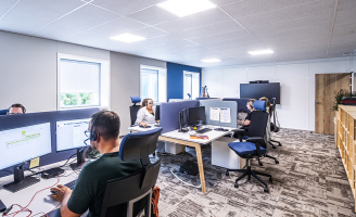 Les équipes de la DSI à leurs postes de travail en open space