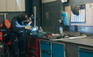 Opération de soudage au sein de l'atelier de maintenance
