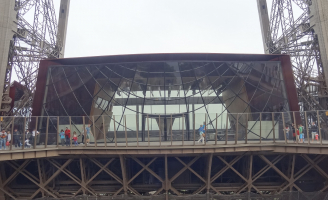 Ossature metallique facade soutenant une verrière au 1er étage de la Tour Eiffel