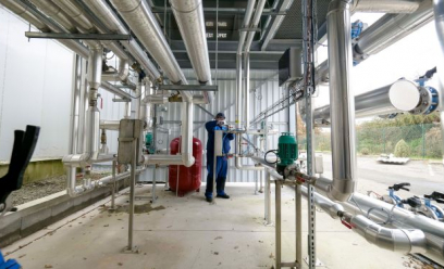 Le technicien intervient sur un aéroréfrigérant.