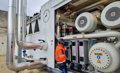 Le technicien frigoriste intervient sur une centrale frigorifique.