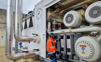 Le technicien intervient sur un aéroréfrigérant
