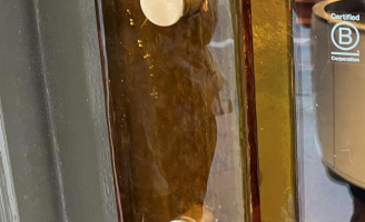 Les poignées de porte en verre qu'on trouve dans de nombreux magasins depuis les années 70 ont toutes été produites à la Verrerie de Saint-Just