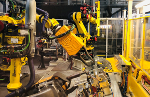 Exemple d'un poste de soudure équipé d'un robot effectuant les différents points nécessaires sur la pièce.