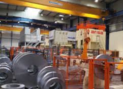 Vue d'ensemble des bobines d'aluminium et de trois presses en arrière plan