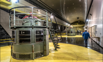 Salle des machines de la centrale hydroélectrique de Serre-Ponçon