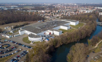 Perspective aérienne capturée par un drone de l'usine d'Illkirch, vue depuis le côté de la rivière de l’Ill.