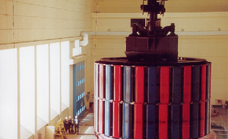 extraction du rotor de l'alternateur avant intervention sur les ensembles mécaniques sous-jacents.