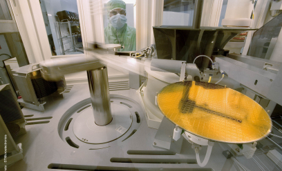 Les composants sont fabriqués sur des plaquettes de silicium en enchainant une multitude d'étapes de photogravure, diffusion et métallisation