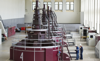 Vue de la salle des machines et des 4 groupes de production d'électricité de Sainte-Tulle