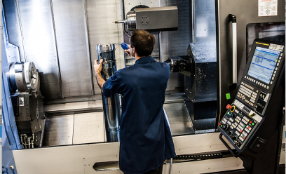 Technicien travaillant sur la chaîne de travail