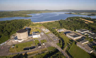 Le site a profondément évolué pendant ses 17 ans de démantèlement désormais les opérations se passent à l'intérieur de l'enceinte réacteur.