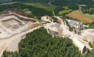 Vue panoramique des deux carrières et de l'usine de SAMIN Chanac