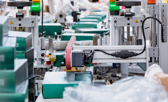 salariée en train de régler la machine de collage